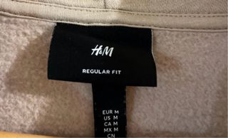 Sudadera beige con estampado de tigre y serpiente