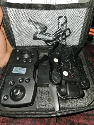 Dron negro con mando