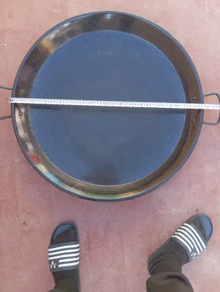 Paellera metálica negra con asas