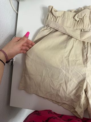 Pantalón corto beige con cinturón