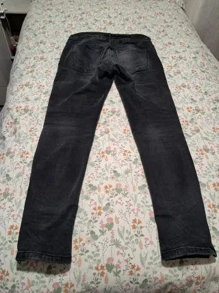 Pantalones vaqueros grises con cremallera