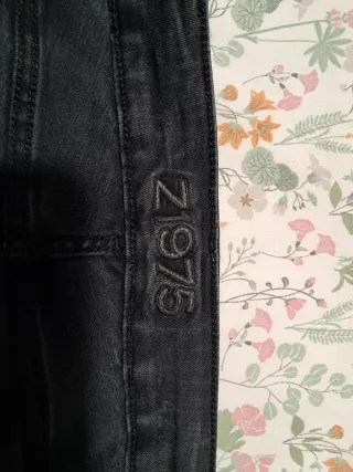 Pantalones vaqueros grises con cremallera