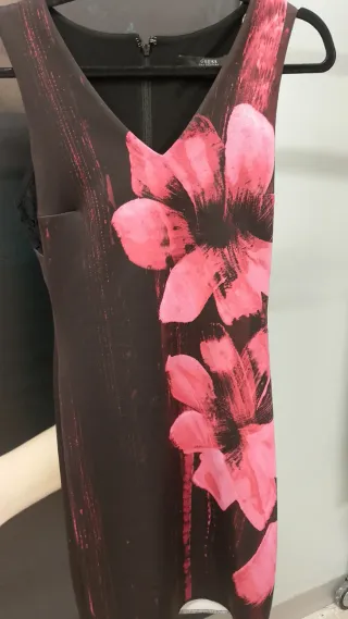 Abito Guess floreale nero e fucsia