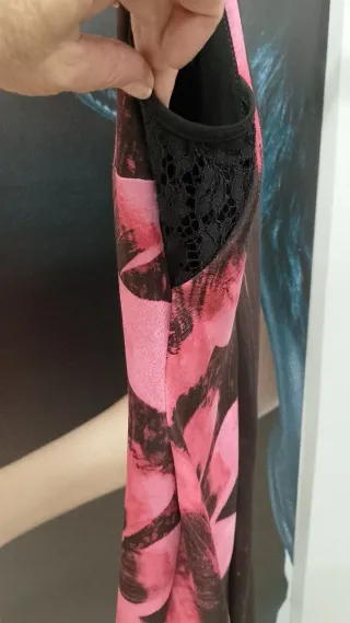 Abito Guess floreale nero e fucsia