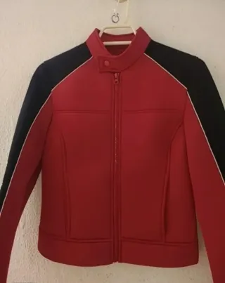 Chaqueta Zara Aguatada Roja y Negra