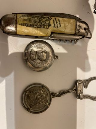 Llaveros varios: coche, oso, D&G, Mickey