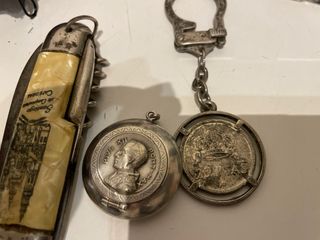 Llaveros varios: coche, oso, D&G, Mickey