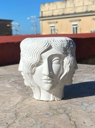 Vasetto in gesso decorativo