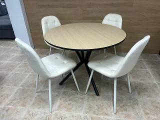 Mesa redonda con 4 sillas