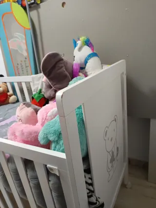Cuna de bebé blanca con osito