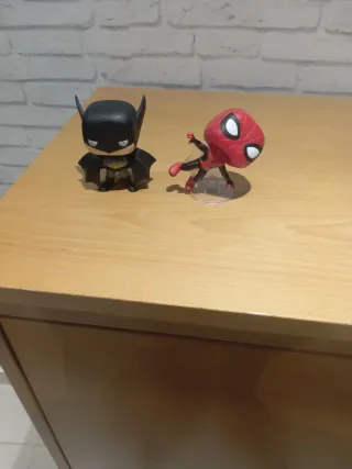 Funko Pop Spider-Man y Batman. (9 euros cada un