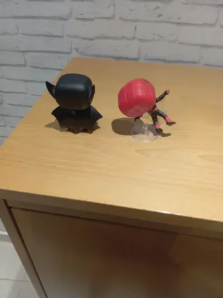 Funko Pop Spider-Man y Batman. (9 euros cada un