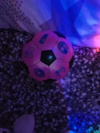 Pelota de fútbol rosa con números