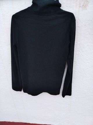 Blusa negra cuello alto