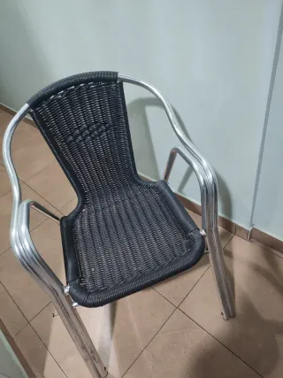 Sillas de terraza metal y mimbre.