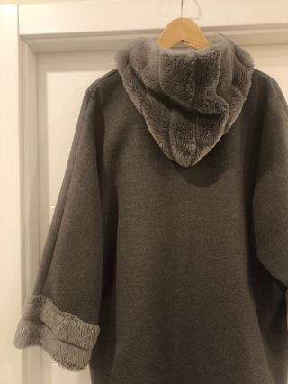 Casaco cinzento com pelo