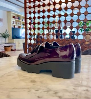 Mocasines charol burdeos con flecos