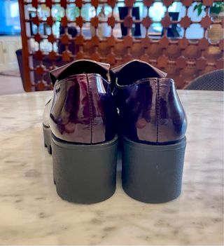 Mocasines charol burdeos con flecos