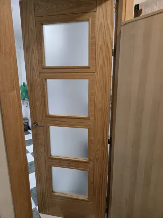 Puerta de madera con cristal