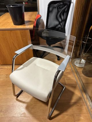 Sillas modernas beige y transparentes