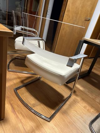 Sillas modernas beige y transparentes