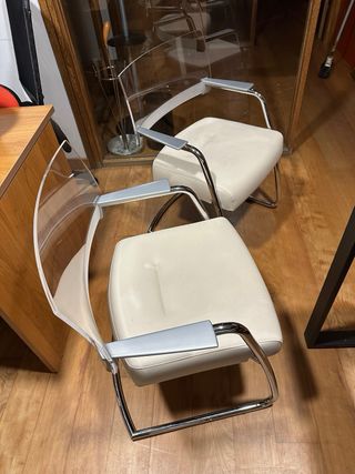 Sillas modernas beige y transparentes