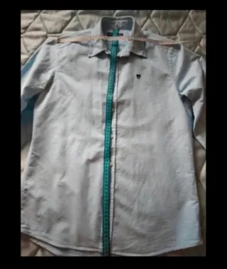 Camisa azul de Álvaro Moreno.