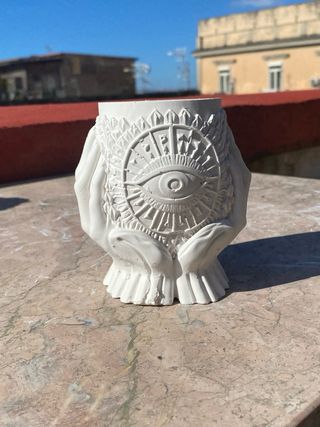 Vasetto in gesso decorato con mani e occhio