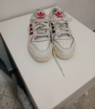 Zapatillas Adidas Blancas y Rojas