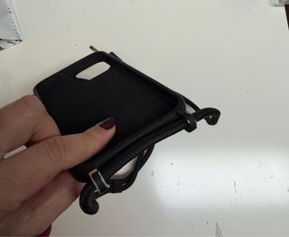 Funda iPhone 12 Negra Silicona con Colgante