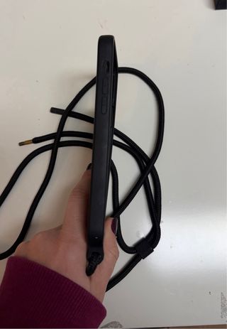 Funda iPhone 12 Negra Silicona con Colgante