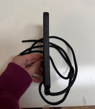 Funda iPhone 12 Negra Silicona con Colgante