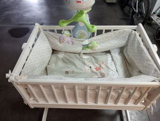 Cuna de bebé blanca con móvil