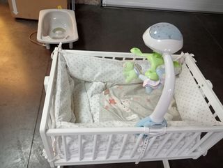 Cuna de bebé blanca con móvil