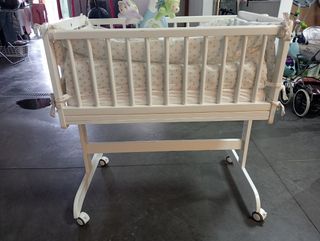 Cuna de bebé blanca con móvil