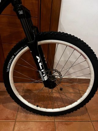 Bicicleta DEMA con Frenos de Disco
