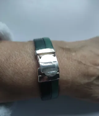 Pulseras plata y cuero verde