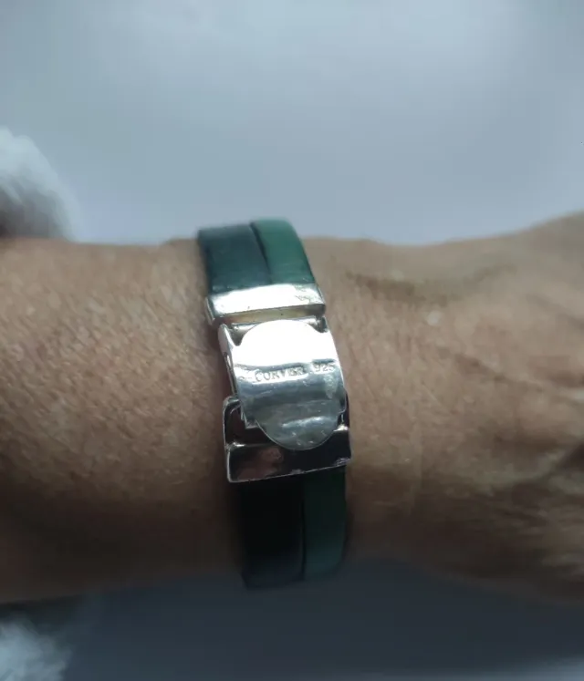 Pulseras plata y cuero verde