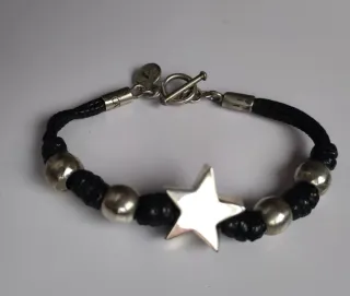 Pulseras plata y cuero verde