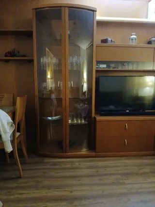 Mueble de salón cerezo y vitrina