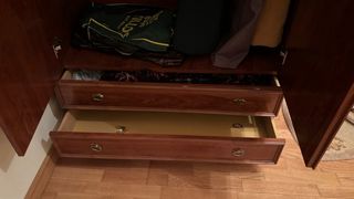 Armario de madera con cajones