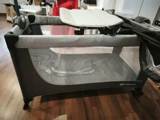 Parque infantil Kinderkraft LEODY de viaje, cuna