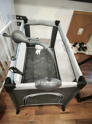 Parque infantil Kinderkraft LEODY de viaje, cuna