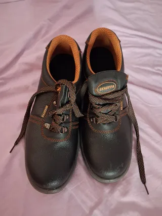 Zapatos de seguridad SKARPA negros y marrones