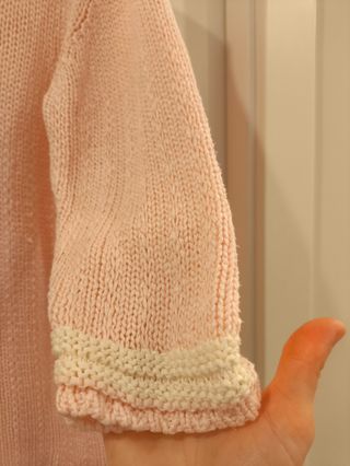 Blusa de malha rosa e branca