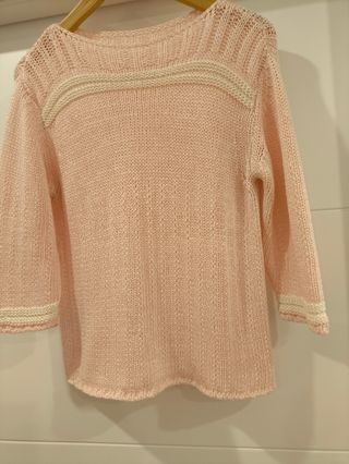 Blusa de malha rosa e branca