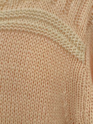 Blusa de malha rosa e branca