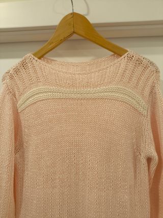 Blusa de malha rosa e branca