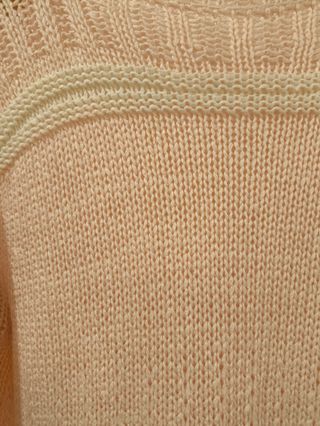 Blusa de malha rosa e branca