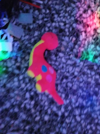 Dinosaurio de peluche rojo y amarillo